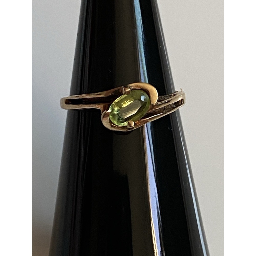 10K Yellow Gold Oval -Shaped Peridot Ring with bypass-style band Signed 10K T-SA